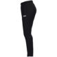 JAKO Trainingsbroek One 8400D voor dames in zwart, sportieve broek met ribgebreide inzetstukken bij de kuiten, ritssluiting bij de pijpen en zijzakken, ideaal voor training, warming-up en dagelijks gebruik. JAKO Teamline One