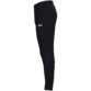 JAKO Trainingsbroek One 8400 Kindermaat in zwart, sportieve broek met ribgebreide inzetstukken bij de kuiten, ritssluiting bij de pijpen en zijzakken voor optimaal comfort en functionaliteit. JAKO Teamline One
