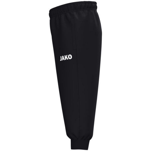 9200B_800_P02 JAKO Polyesterbroek One Bambini 9200B in zwart, sportieve en functionele broek van gerecycled polyester voor kinderen, met ritssluiting aan de pijpen en praktische zijzakken, ideaal voor training en vrije tijd. JAKO Teamline One