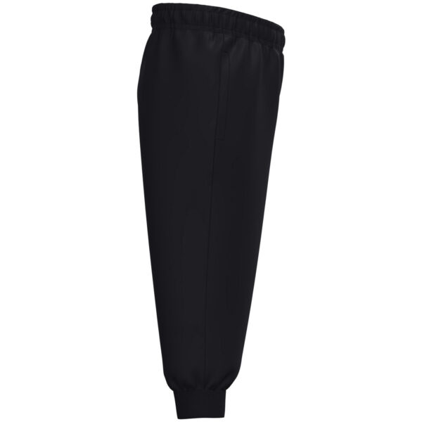 9200B_800_P03 JAKO Polyesterbroek One Bambini 9200B in zwart, sportieve en functionele broek van gerecycled polyester voor kinderen, met ritssluiting aan de pijpen en praktische zijzakken, ideaal voor training en vrije tijd. JAKO Teamline One