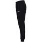 JAKO Polyesterbroek One 9200 in zwart, sportieve en comfortabele broek van gerecycled polyester, met ritssluiting aan de pijpen en praktische zijzakken, ideaal voor training en dagelijks gebruik. JAKO Teamline One