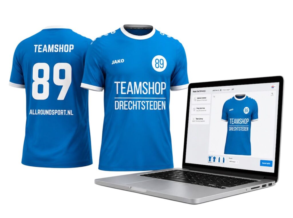 Twee blauwe voetbalshirts, voor- en achterkant, met rugnummer 89 en de tekst TEAMSHOP, naast een laptop met de online bedrukmodule  JAKO Teamshop 89 Drechtsteden